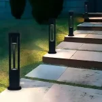 Poste de luz LED negro Ecolite con diseño abierto y moderno para iluminación exterior