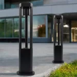 Poste de luz LED negro Ecolite con diseño abierto y moderno para iluminación exterior