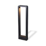 Poste LED para exteriores de forma rectangular vertical con estructura negra mate. Ideal para iluminar jardines y caminos, este modelo emite luz cálida y difusa. Su diseño elegante y moderno proporciona un toque estético mientras mejora la visibilidad en áreas exteriores. Fabricada con materiales resistentes a la intemperie, es perfecta para resistir condiciones climáticas adversas.