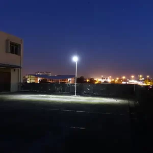Luminaria solar LED 200W para alumbrado público y exterior, ideal para calles y zonas rurales
